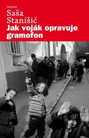 Jak voják opravuje gramofon - 