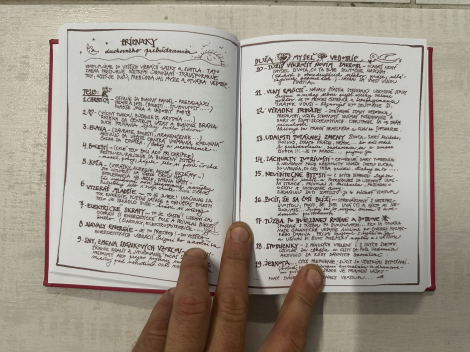 Nástenný + stolový kalendár + zlatý diár 2026